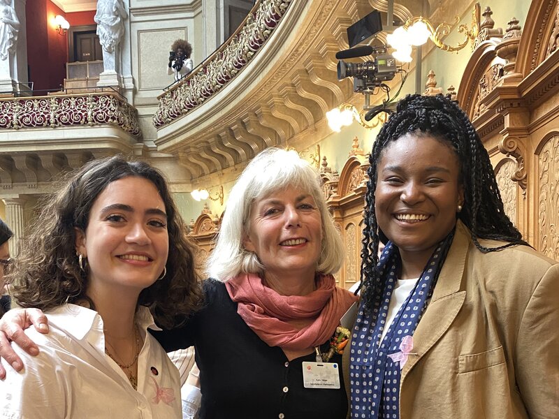 Karin Ottiger 2021 mit zwei Teilnehmerinnen der Frauensession im Nationalratssaal im Bundeshaus