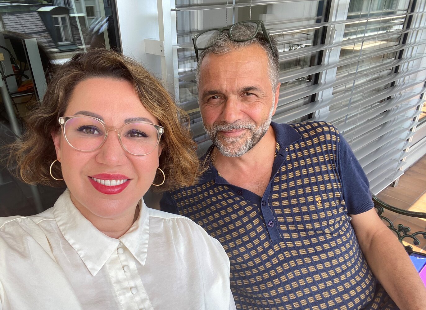 Sarah Paciarelli und Meinrad Furrer beim Interview in Zürich