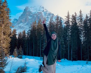 Tuba Hilal Koca ist in Basel geboren und aufgewachsen. Nach der Matura in der Schweiz erlangte sie einen Bachelor in Islamischer Theologie an der Marmara Universität in Istanbul. Nach ihrem Abschluss kehrte sie zurück in die Schweiz und ist seither als Theologin tätig. Sie unterrichtet Kinder, Jugendliche wie auch Erwachsene und hält Vorträge über den Islam auf «schwiizerdütsch» und bietet sie Moscheeführungen für Schulklassen an. 2018 schloss sie eine Ausbildung in islamischer Spitalseelsorge an der Universität Wien ab. Ihre Freizeit verbringt Tuba Hilal gerne in den Bergen. Wandern und Snowboarden gehören zu ihren Leidenschaften. Sie engagiert sich im Vorstand der VIOZ und ist Mitgründerin der Wandergruppe Swiss Muslim Hikes.