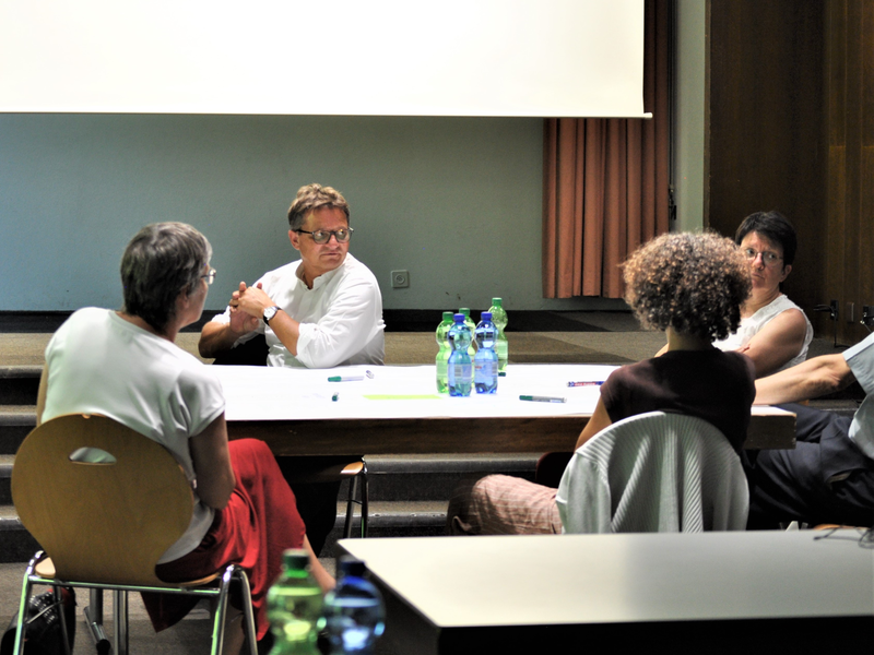 Bischof Felix Gmür im Gespräch mit SKF-Frauen beim Auftakt des Wegs der Erneuerung in Delémont