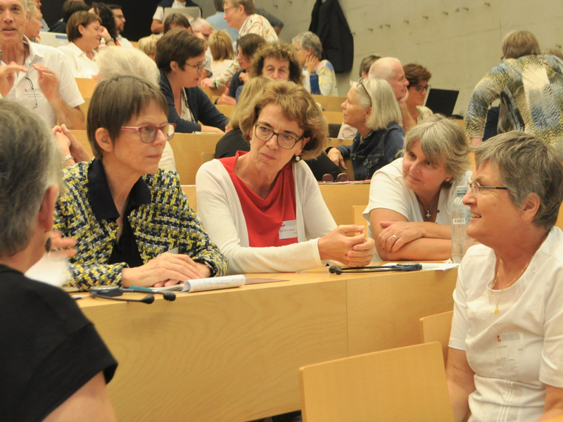 Schwester Birgit Weiler (links oben) neben Helena Jeppesen (mittig oben), die sich in der Allianz Gleichwürdig Katholisch und im Catholic Women’s Council engagiert und Bettina Gruber Haberditz (rechts oben), Frauenrat SBK,    im Gespräch mit Theologin Iva Boutellier (rechts unten), Vorstand SKF und Mitglied der Junia-Initiative. © Sarah Paciarelli / SKF