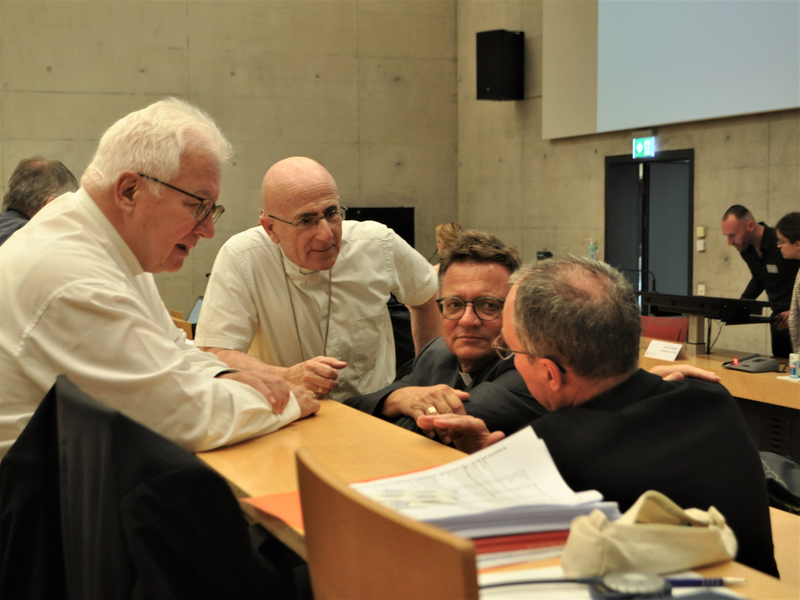 Angeregter Austausch zwischen Markus Büchel, Bischof von St. Gallen; Joseph Bonnemain, Bischof von Chur; Felix Gmür, Bischof von Basel und Markus Thürig, Generalvikar des Bistums Basel (v.l.n.r.). © Sarah Paciarelli / SKF