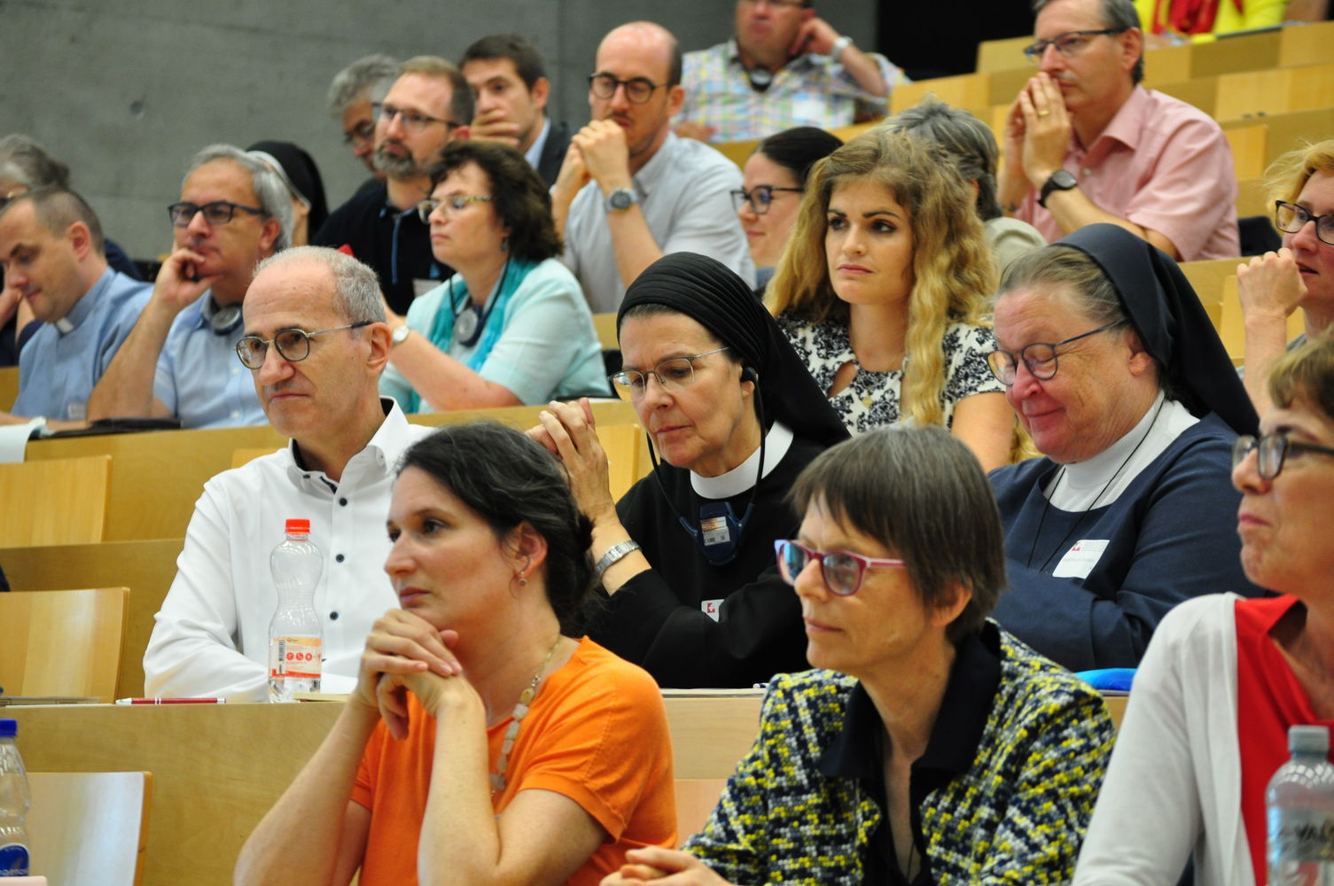 Neben den Bischöfen nahmen Theolog:innen, Seelsorgende, Vertreter:innen der Amtskirche und der Landeskirchen sowie Schlüsselfiguren der katholischen Erneuerungsbewegung an der Tagung teil. © Sarah Paciarelli / SKF