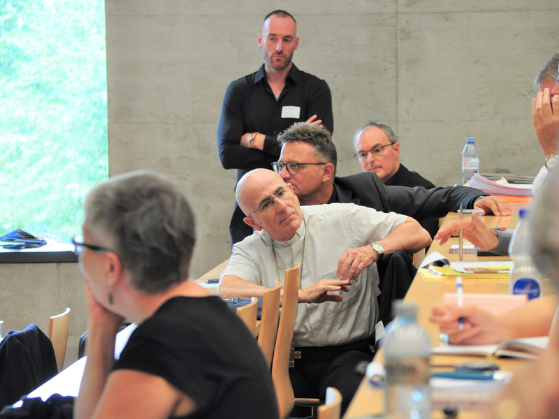 Joseph Bonnemain, Bischof von Chur, hört einer Teilnehmerin zu, die ihre Erfahrungen schildert. © Sarah Paciarelli / SKF