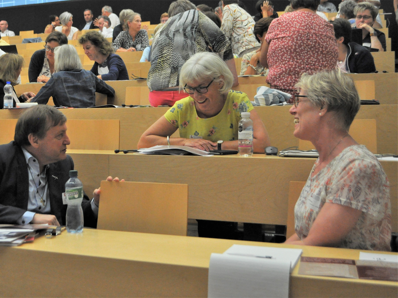 Prof. Dr. François-Xavier Amherdt im Gespräch mit Prof.in Dr.in Astrid Kaptijn (rechts) und Karin Ottiger, Co-Geschäftsleitung SKF (mittig). © Sarah Paciarelli / SKF