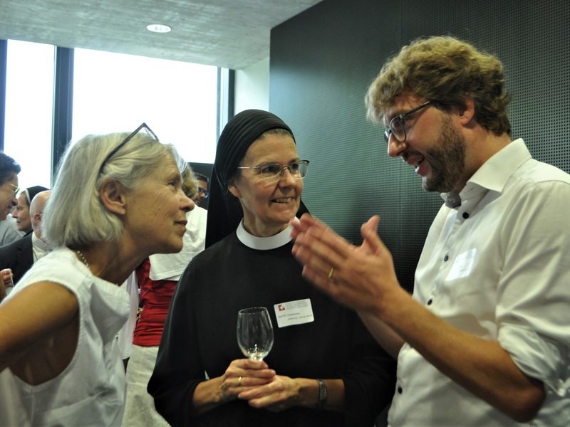 Marlies Höchli-John, Frauenrat SBK und Irene Gassmann, Priorin des Klosters Fahr, im Gespräch mit Davide Pesenti, Generalsekretär SBK. © Sarah Paciarelli / SKF
