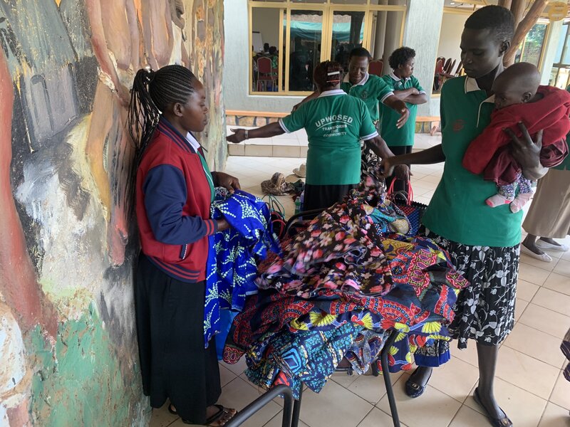 In UPWOSED Spar- und Kreditprogrammen lernen Frauen, wie sie sich ein besseres Leben aufbauen und gleichzeitig in ihrem Dorf andere unterstützen können. Je nach Region werden unterschiedliche Produkte hergestellt. Beim Treffen werden Ideen ausgetauscht und Produkte auch untereinander verkauft.