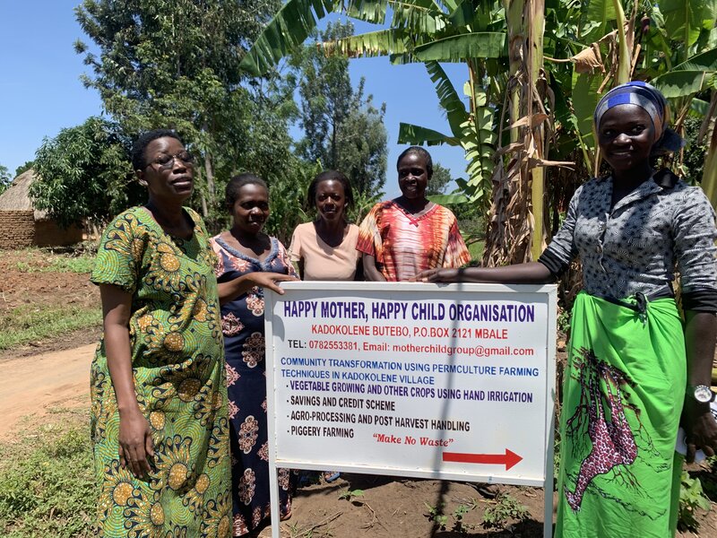 Frauen des Netzwerk Happy Mother – Happy Child verfügen gemeinsam über landwirtschaftliche Werkzeuge wie eine Mühle für Mais und Cassava. Zudem bewirtschaften sie zusammen ein Feld, die Ernte wird auf lokalen Märkten verkauft und ermöglicht wieder neue Anschaffungen.
