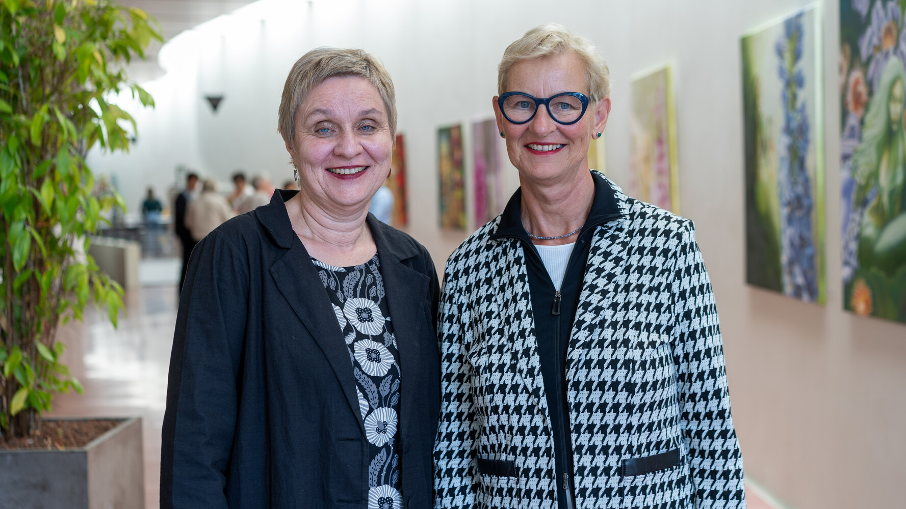 Katharina Jost Graf (links) und Pia Viel als gewählte Co-Präsidentinnen an der Delegiertenversammlung 2025 in Visp.