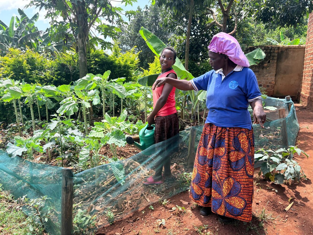Jane Nasamba (60) in ihrem Garten, Mpigi Distrikt, TAFU Projekt.