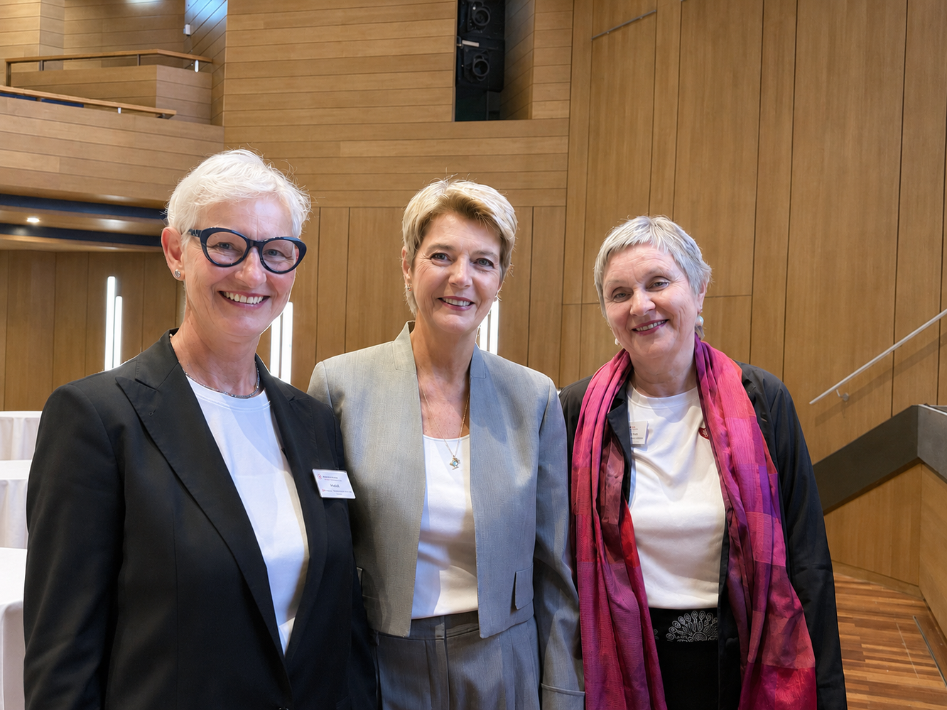 Bundesrätin Karin Keller-Sutter (mittig) mit den Co-Präsidentinnen des Frauenbund Schweiz Pia Viel (l.) und Katharina Jost Graf (r.) an der Delegiertenversammlung 2026 in Weinfelden.
