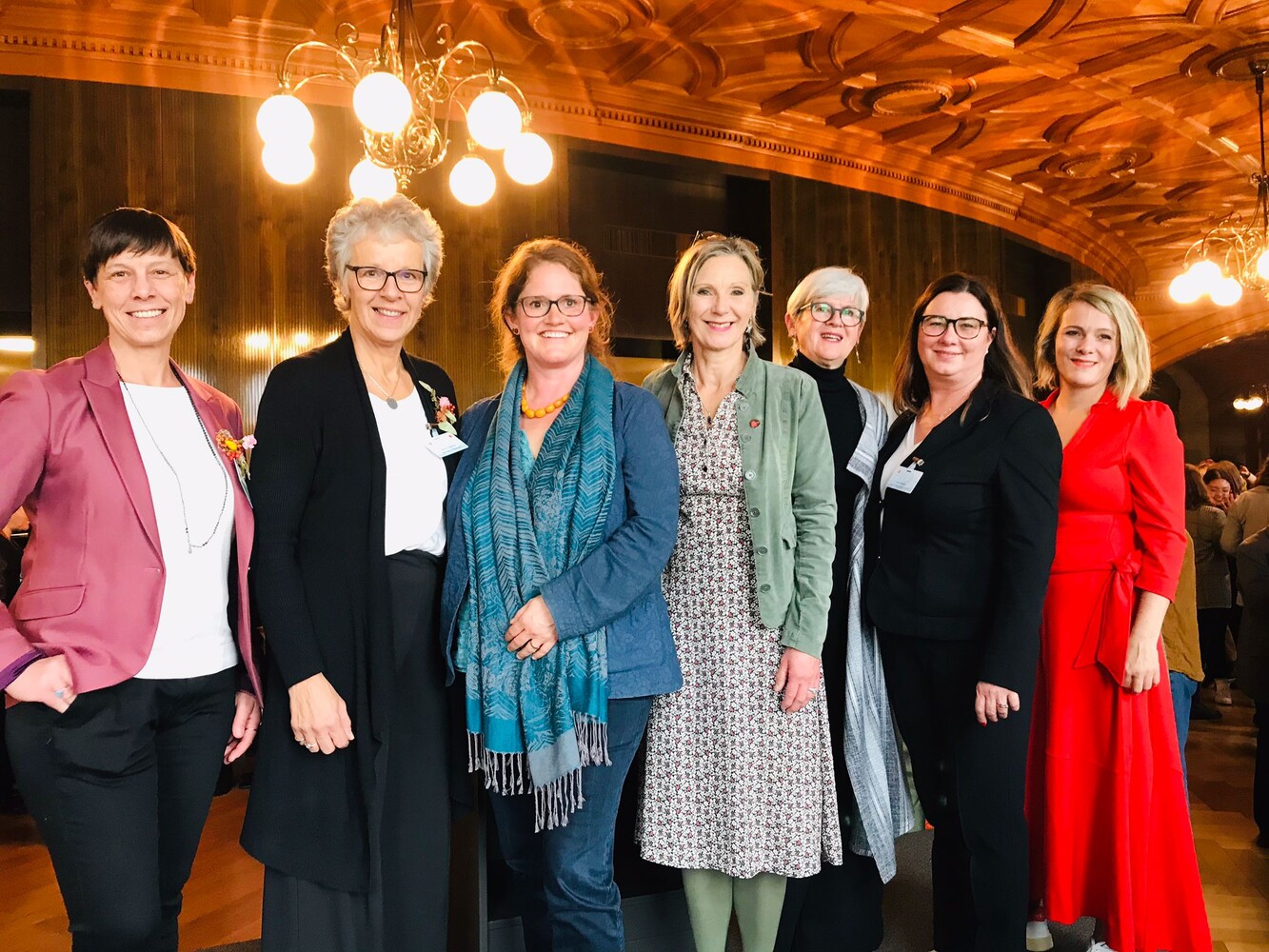 Vertreterinnen der organisierenden Frauenorganisationen (v.l.n.r.): Anne Challandes, Präsidentin des Schweizerischen Bäuerinnen- und Landfrauenverbandes; Simone Curau-Aepli, Präsidentin des Schweizerischen Katholischen Frauenbunds SKF; Gabriela Allemann, Präsidentin der Evangelischen Frauen Schweiz, Maya Graf, Co-Präsidentin alliance f; Yvonne Schärli, Präsidentin der Eidgenössischen Kommission für Frauenfragen EKF, Jana Fehrensen, Co-Präsidentin des Dachverbandes Schweizerischer Gemeinnütziger Frauen SGF und Kathrin Bertschy, Co-Präsidentin alliance f