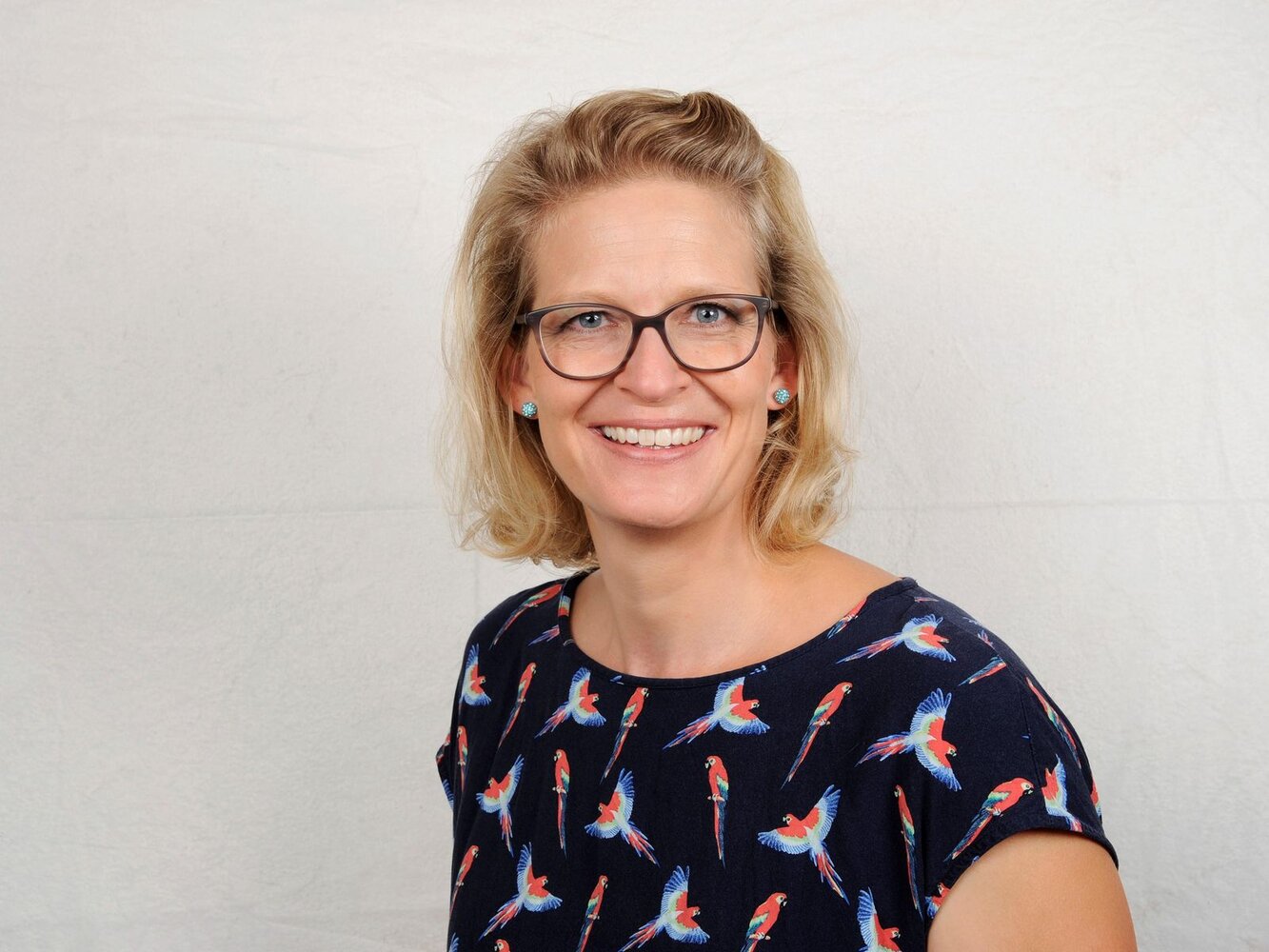 Joli Sidler ist im Frauenbund Rain seit 2020 zuständig für die Medienarbeit. Der Verein hat aktuell 405 Mitglieder. Die heute freischaffende Polygrafin hat zwei schulpflichtige Kinder. Sie war lange in einer grossen Druckerei in Luzern als Projektverantwortliche und Gestalterin tätig. Sie denkt gerne kreativ, unkonventionell und vernetzt. Es ist ihr ein Anliegen mit neuen Ideen und Wegen mit alten Klischees aufzuräumen. 