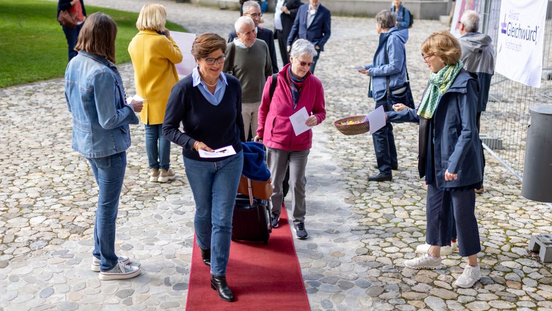 Der rote Teppich der Allianz Gleichwürdig Katholisch (AGK) an der nationalen synodalen Versammlung am 30. Mai in Einsiedeln.