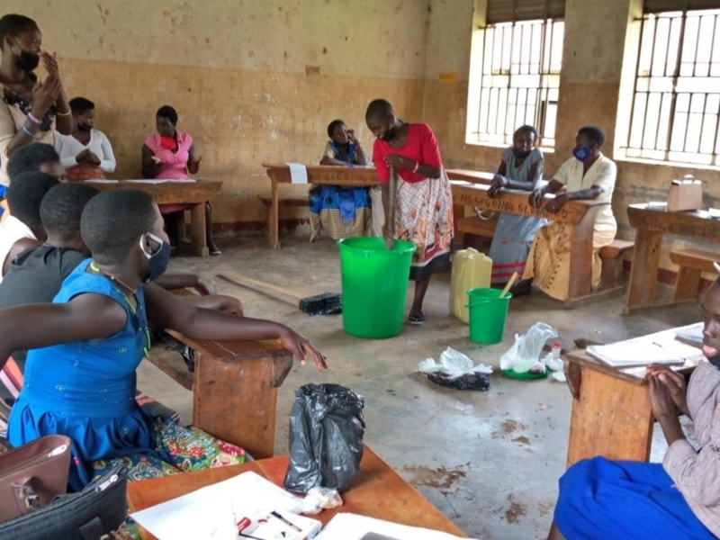 Junge Frauen erlernen in Uganda die Herstellung von Flüssigseife. Foto: TWDG