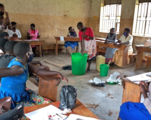 Junge Frauen erlernen in Uganda die Herstellung von Flüssigseife. Foto: TWDG