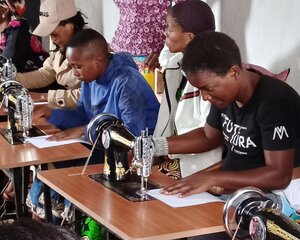 Nähkurs für junge Frauen in einem Flüchtlingslager in Uganda. Foto: African Charity and Solidarity (ACS)