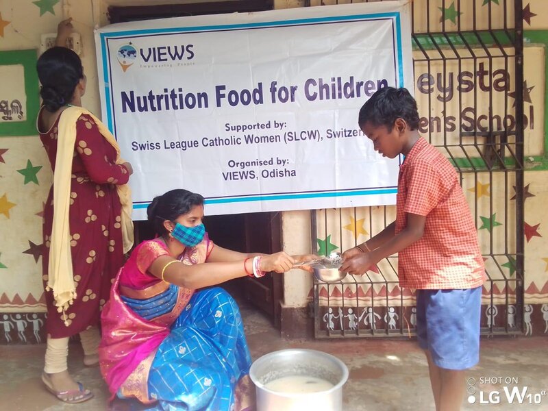 Mahlzeitenabgabe für Kinder in einer renovierten Schule in einem Slum in Orissa, Indien.
Foto: VIEWS