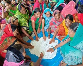 Schulung einer Spargruppe in der Herstellung und Vermarktung von Waschpulver zur Einkommensgenerierung – Foto: CHIRAG 2022