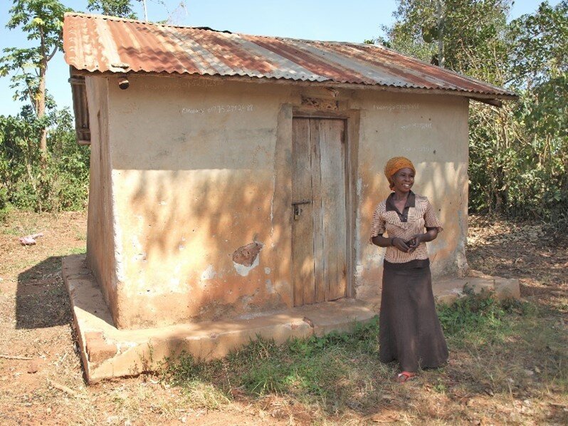Nach einem halben Jahr bei der Gruppe baute sie für sich und ihre Tochter dieses Häuschen mit Wellblechdach.
