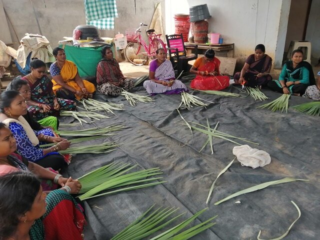 Frauen der Volksgruppe der Adivasi bei einem Kurs in Handwerksarbeit, durchgeführt von der Partnerorganisation Prakruthi Social Service Society, Bundesstaat Andhra Pradesh, Indien