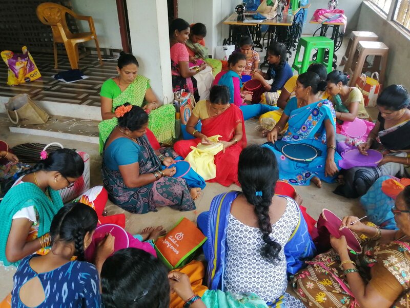 Kurs in Maggam-Arbeit (traditionelle Stickerei), durchgeführt von der Partnerorganisation Prakruthi Social Service Society, Bundesstaat Andhra Pradesh.