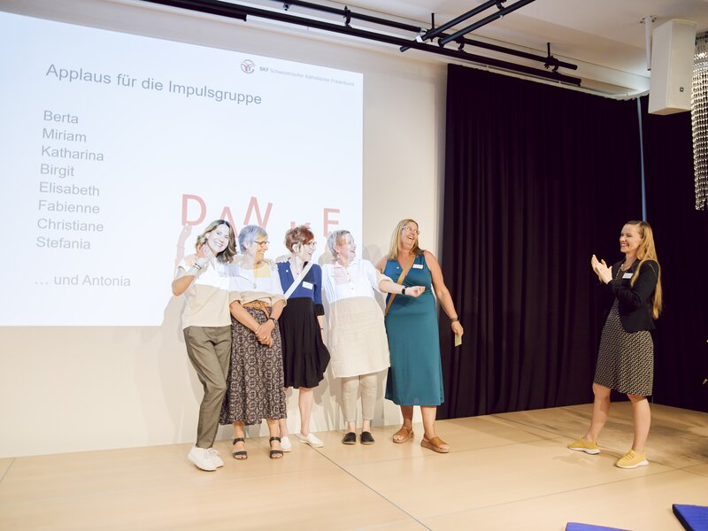 Co-Geschäftsleiterin Danielle Cotten dankt der Impulsgruppe