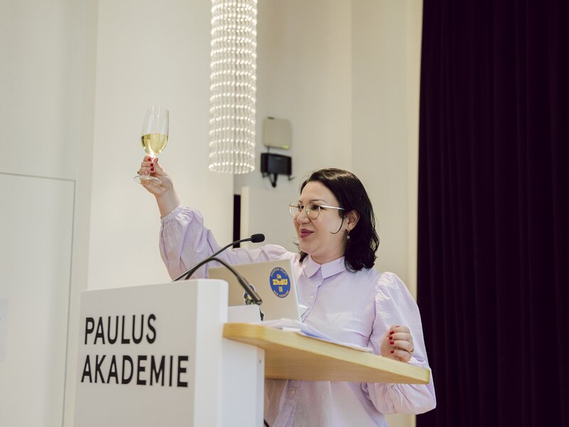 Sarah Paciarelli, Kommunikation, Bildung und Politik SKF, eröffnet die Party