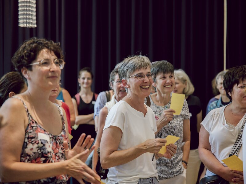 Teilnehmerinnen beim Abstimmen über die vier Utopien