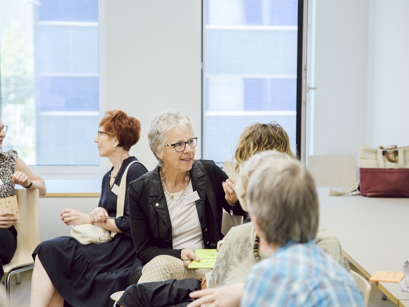 Präsidentin Simone Curau-Aepli im Gespräch mit einer Teilnehmerin