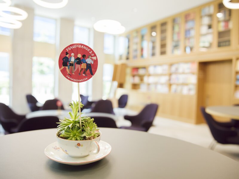 Mit Hauswurz befüllte Tassen schmückten die Räumlichkeiten