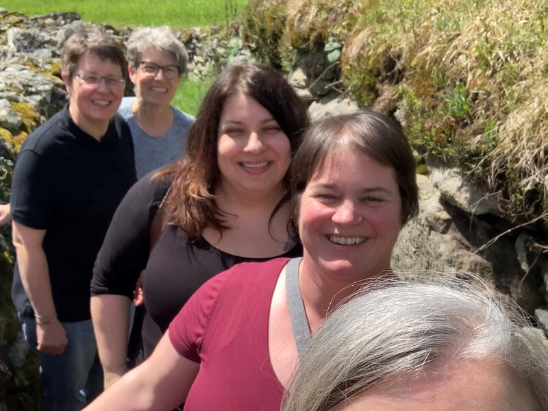 Der neue Vorstand beim Spazieren am ersten Klausurtag: Andrea Franziska Meyer, Claudia Gisler, Evelyne Zopp, Petra Murer, Gerda Arnold.