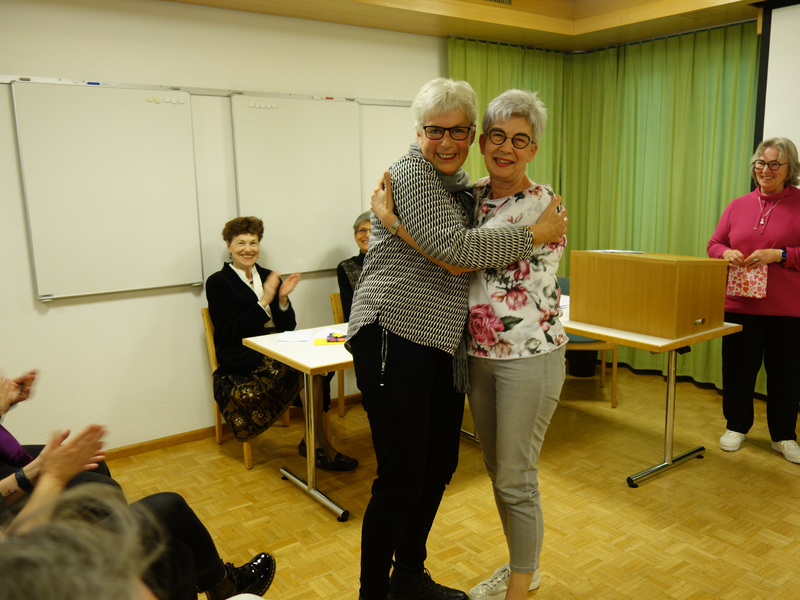 Karin Ottiger, Co-Geschäftsleitung SKF verabschiedet Rita Giger an der Generalversammlung 2024 unter kräftigem Applaus.