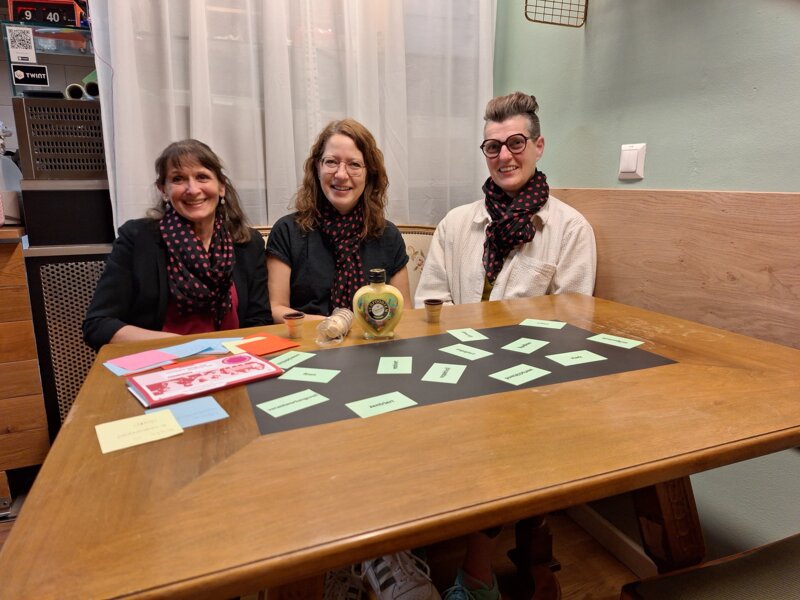 Betty Doms, Antje von Moos und Moni Godic an der ersten Vorstandssitzung.