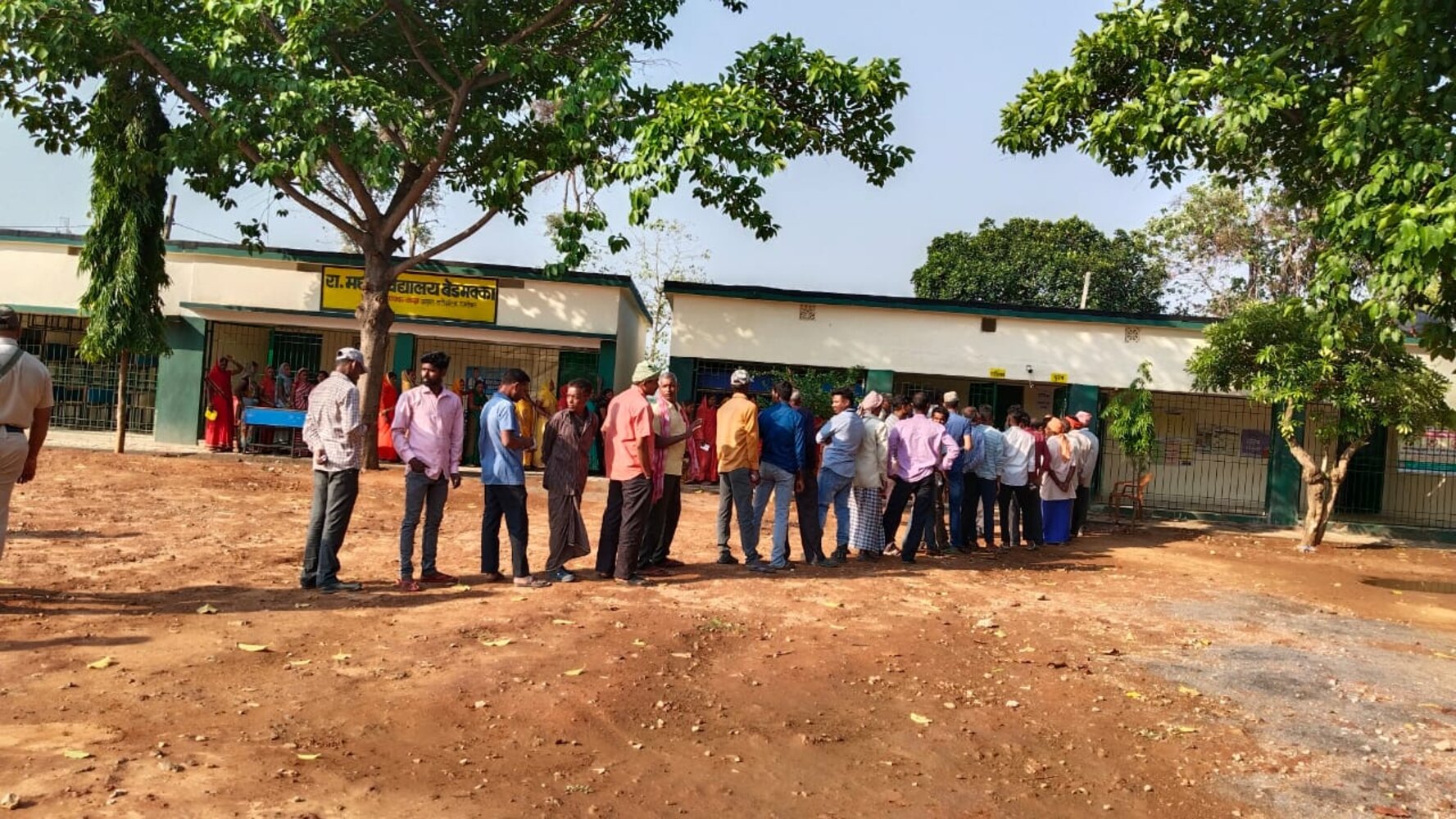 Anstehen vor dem Wahllokal in Bermakaa Village – Gumla – Jharkhand