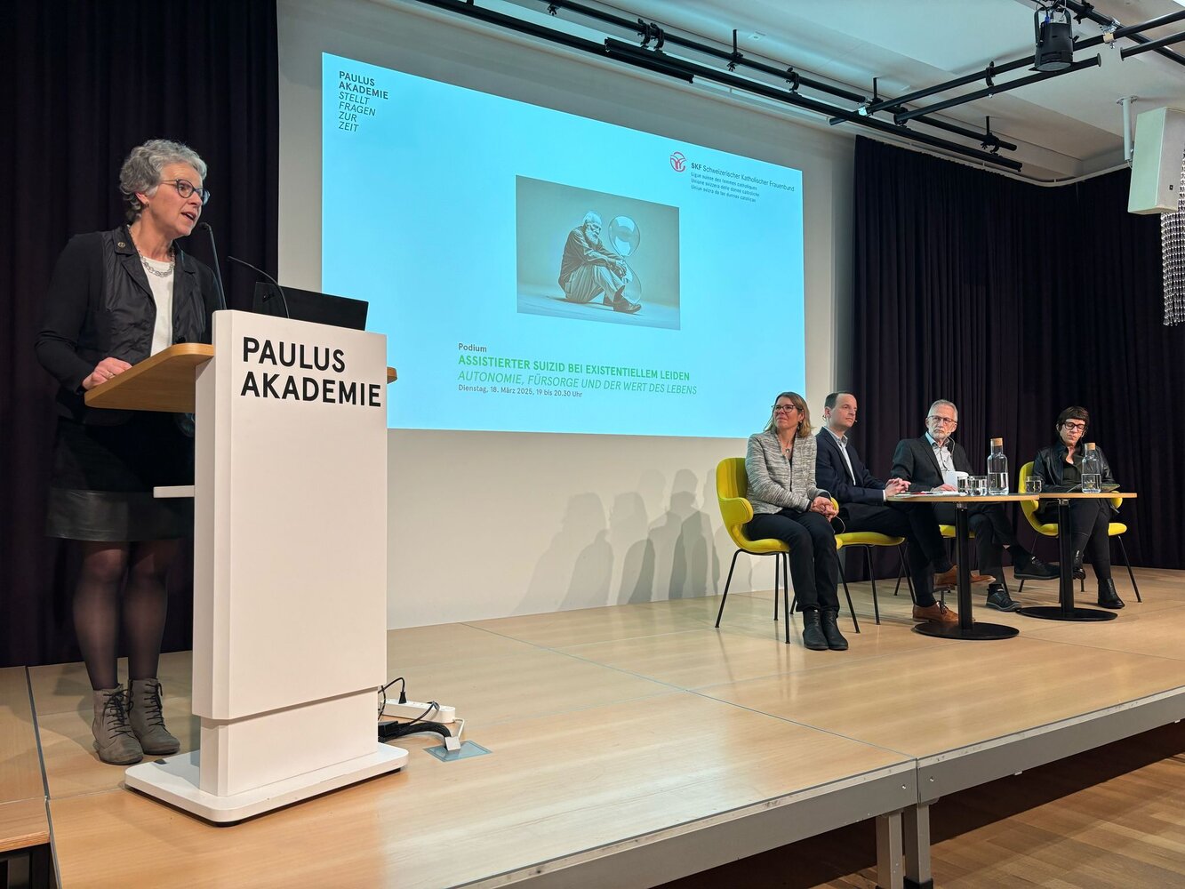 Simone Curau-Aepli (links, am Pult), Sibylle Ackermann, Sebastian Muders, Roland Kunz und Brigitte Fischer (v.l.n.r.)