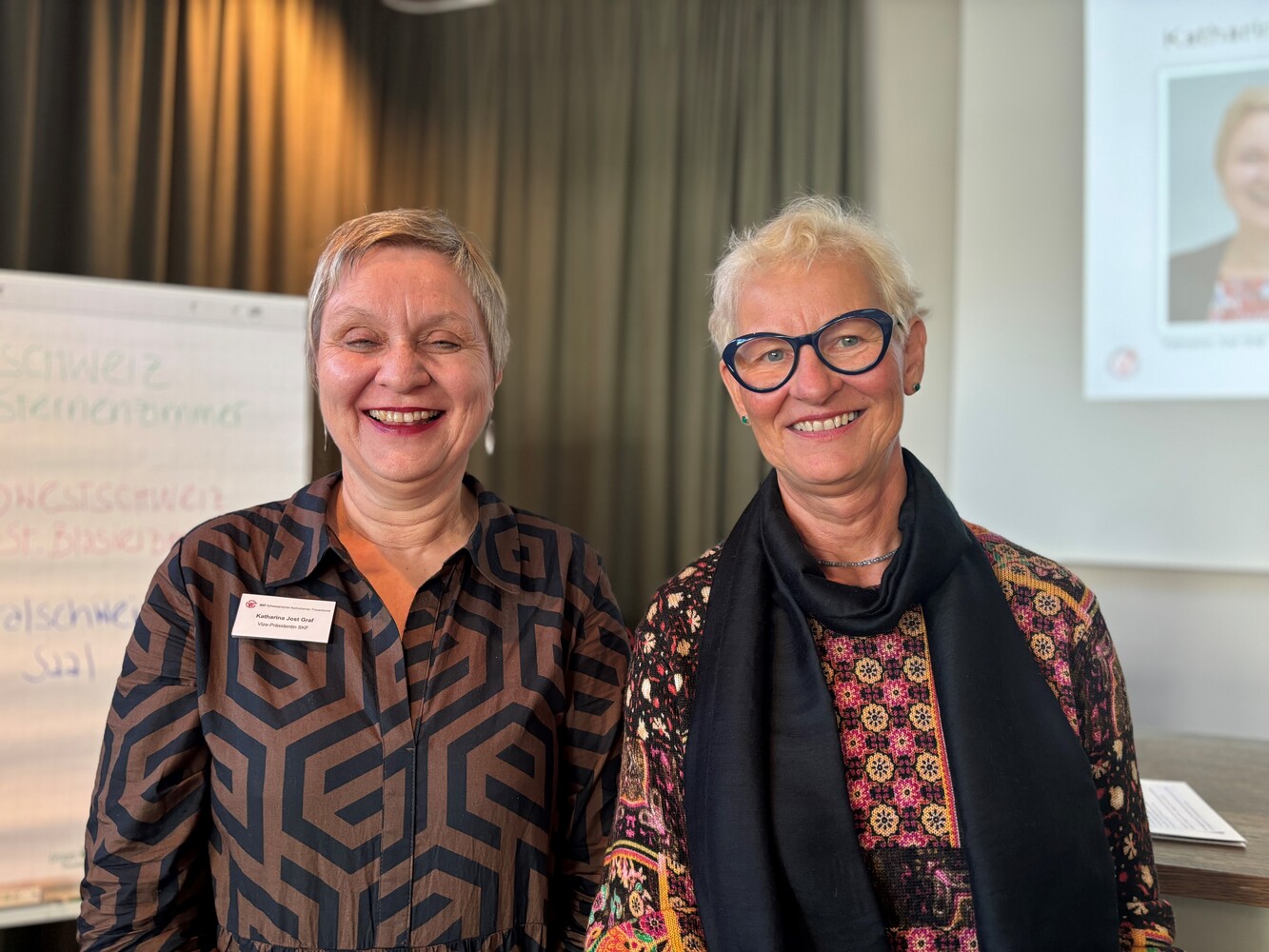 Katharina Jost Graf (links) und Pia Viel an der Herbstkonferenz des SKF 2024.