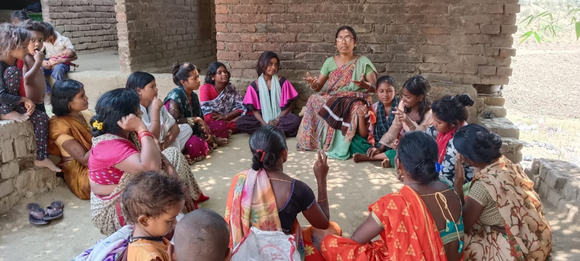 Monatliche Workshops stärken weibliche Jugendliche darin, Führungsrollen zu übernehmen und ihre Gemeinschaft bei der Beantragung staatlicher Programme zu unterstützen. (Manthan)