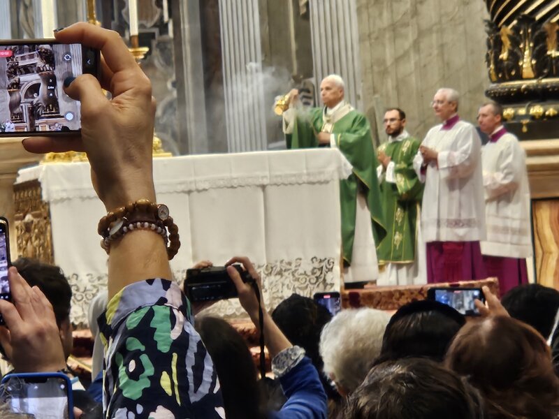 Handy raus – der Papst ist da! Papst Leo begrüsst die Teilnehmer:innen mit einem Gottesdienst.