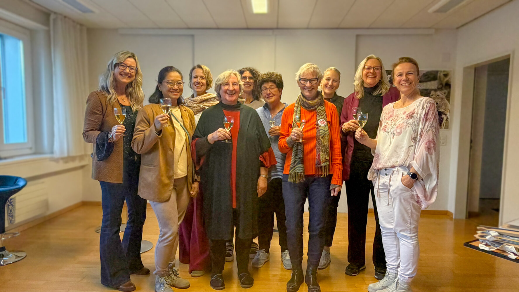 Gemeinsamer Abschluss des 4. Coachinglehrgangs im Frauenbund Schweiz: Eine kraftvolle Gruppe engagierter Frauen feiert im KICK in Zürich ihren erfolgreichen Weg voller Lernen, Wachstum und gegenseitiger Unterstützung.