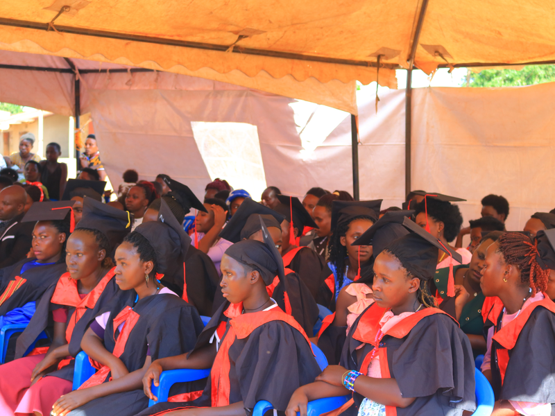 Abschlussfeier und Zeugnisübergabe des Schneiderei-Kurses.