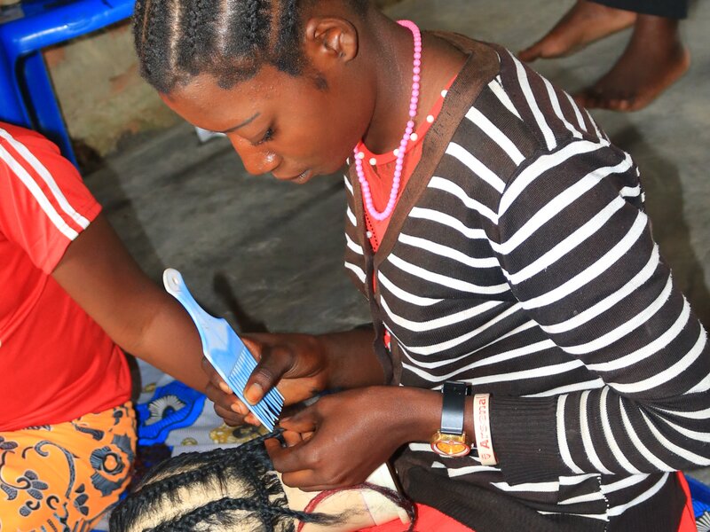 Ausbildung zur Coiffeuse für junge Frauen und Mütter.