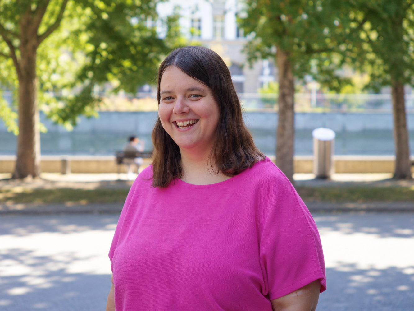 Lea Blattner, ehemalige EVP-Politikerin und Vorstandsmitglied von femmes protestantes, hat jahrelang Konversionsmassnahmen erlebt, setzt sich heute öffentlich gegen diese Praktiken ein und wurde für ihren Mut und ihr Engagement für queere Menschen für den «Prix Courage 2026» des Beobachters nominiert. © femmes protestantes