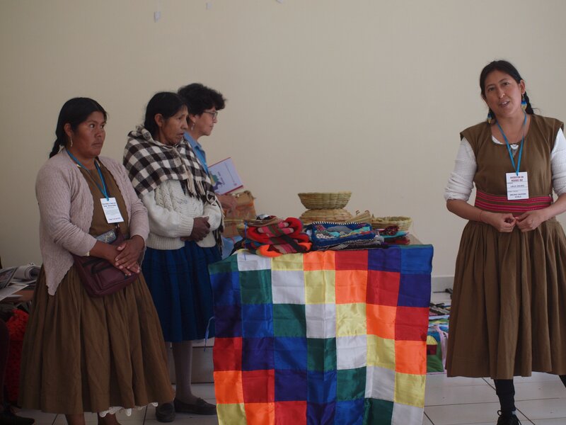 Uru-Frauen präsentieren ihr Projekt und stossen mit ihren Produkten auf reges Interesse.