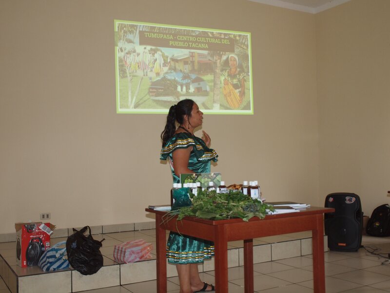 Mariana präsentiert das Kräutermedizin-Projekt der Tacana-Frauen