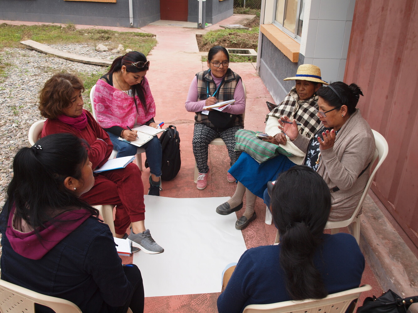 Im Workshop wurde auch in kleineren Arbeitsgruppen gearbeitet. Beim Abschluss wurden konkrete Schritte beschlossen, darunter das in Kontakt bleiben mit einem Gruppenchat und ein jährlicher Markt in La Paz.