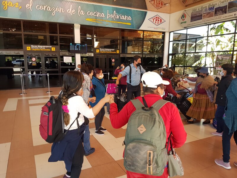 Elisa Moos und Regula Erazo vom Elisabethenwerk werden in Bolivien am Flughafen herzlichst empfangen.