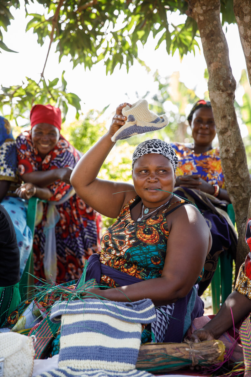 Projektteilnehmerin bei der Herstellung von Accessoires für den Verkauf.