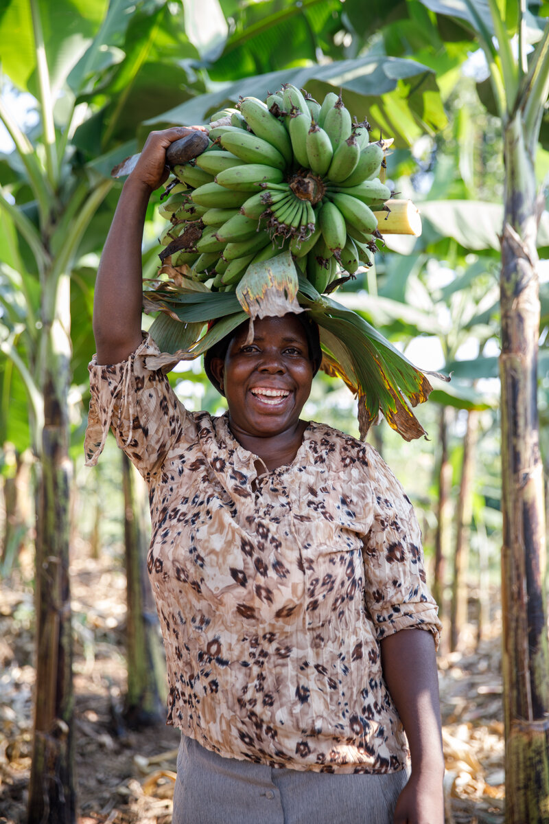Kleinbäuerin produziert Bananen für den lokalen Markt und für den Eigenbedarf.