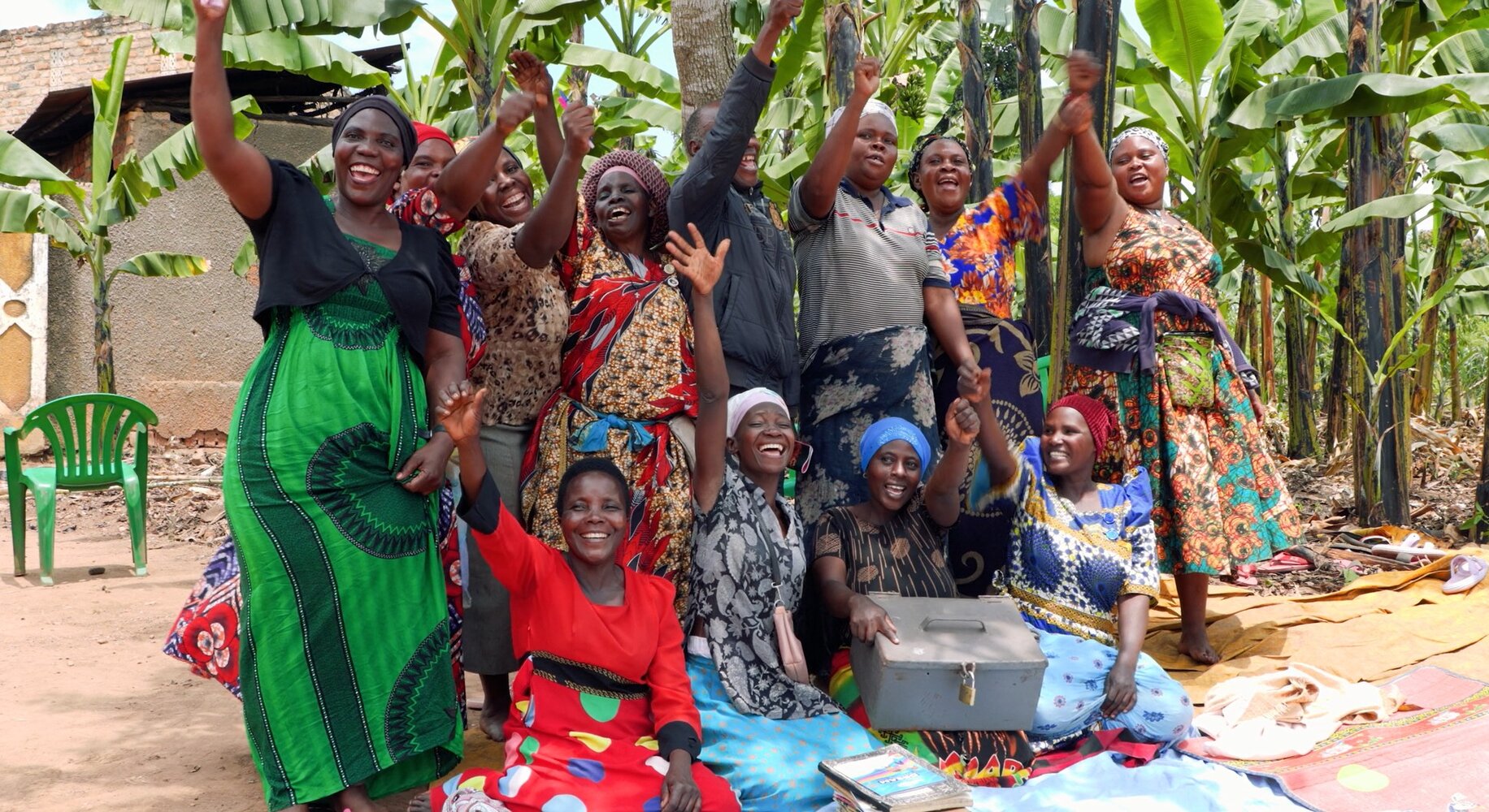 Die Bäuerin und Schneiderin Nasiwa Gaudensia mit Frauen ihrer Spar- und Kreditgruppe (3. von links).